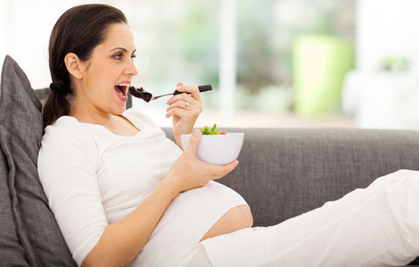 Alimentazione in gravidanza: i consigli su cosa mangiare e cosa evitare