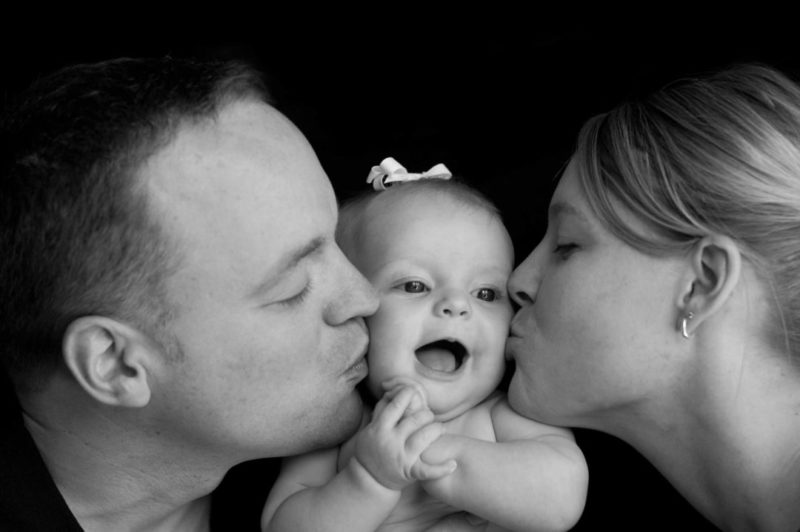 I neonati non andrebbero mai baciati: vi spieghiamo il perchè e tutti i rischi